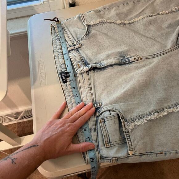 Boohoo Light Wash Denim Vertical Raw Hem Flared High Rise Jeans Size 14 - Picture 9 of 13